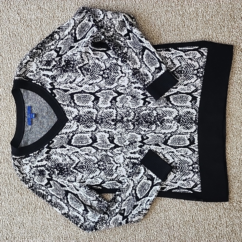 Apt 9 Large Black and White V Neck Sweater